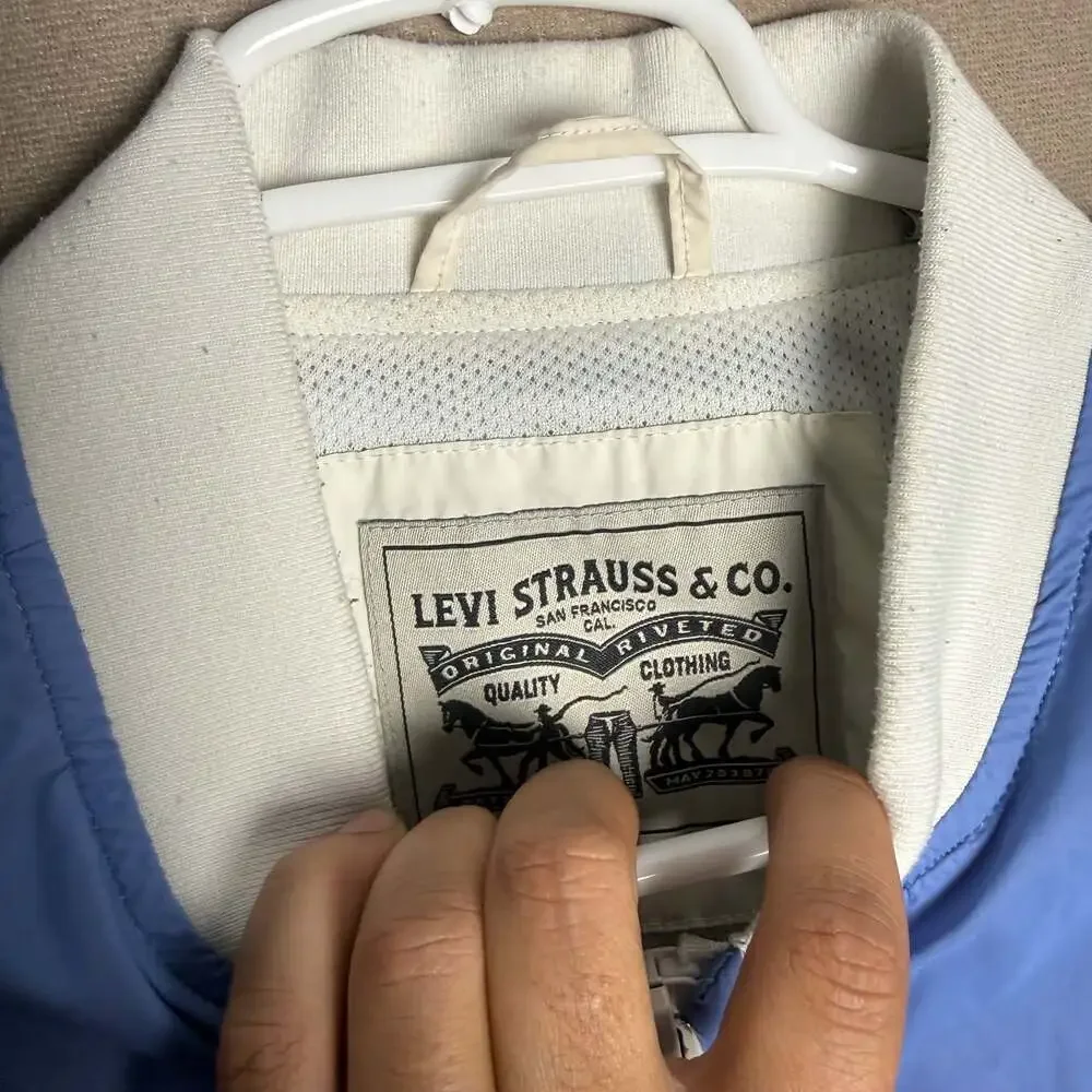 Levis levi color